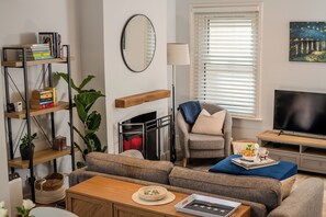 TV, fireplace