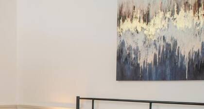 Stylish 2-bed house ideal for business & family stays, garden, free parking.