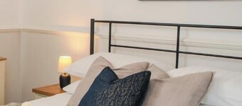 Stylish 2-bed house ideal for business & family stays, garden, free parking.
