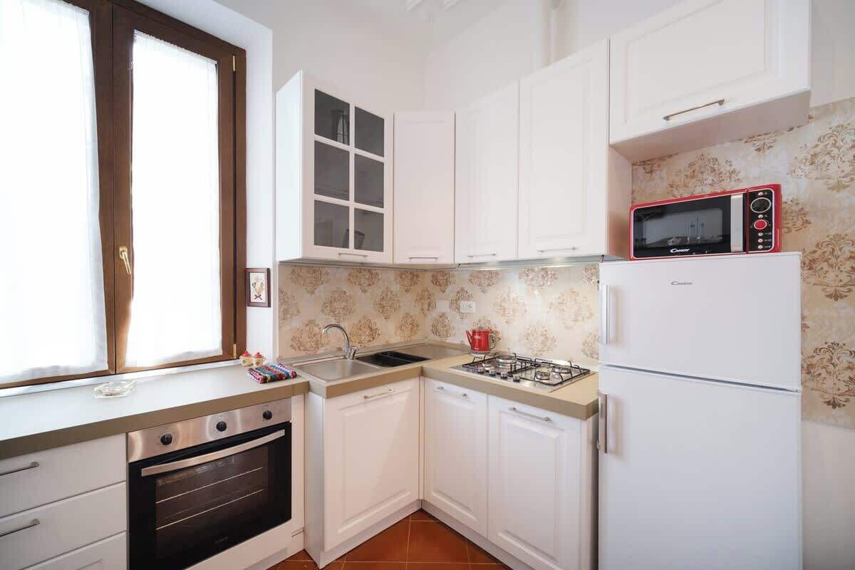 Coffee/tea maker, fridge, microwave, oven