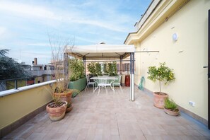Outdoor dining - Terrazza Monteverde by BuddyRent (Roma)