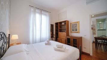 1 habitación, tabla de planchar con plancha, cuna de viaje y wifi