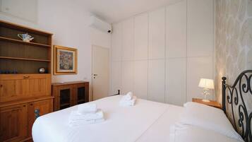1 bedroom, iron/ironing board, travel cot, WiFi