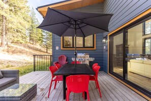 Outdoor dining - Luxury at Koocanusa Ranch. Hot Tub & A/C (wardner)