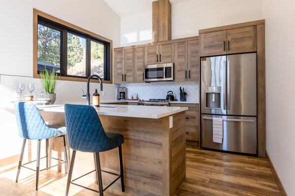 Kühlschrank, Mikrowelle, Ofen, Herdplatte