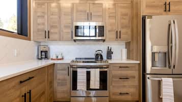 Frigorífic, microones, forn i placa de cuina