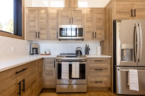 冷蔵庫、電子レンジ、オーブン、コンロ