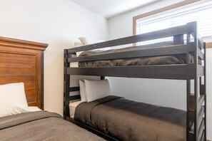 مكواة/لوح كي وسرير سفر وواي فاي مجانًا وملاءات أسرّة