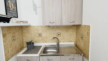 KĂŒhlschrank, Mikrowelle, Herdplatte, Wasserkocher