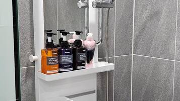 Bruser, hårtørrer, bidet, håndklæder