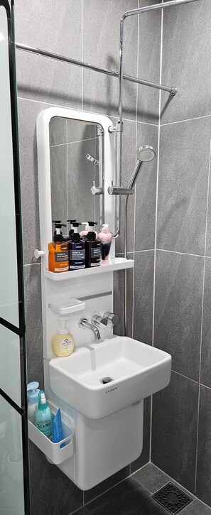 Dusche, Haartrockner, Bidet, Handtücher