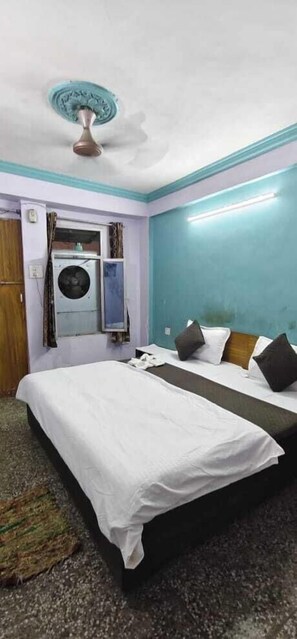 Deluxe Room | Rollaway beds, free WiFi, bed sheets