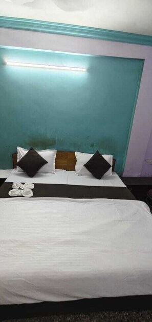 Deluxe Room | Rollaway beds, free WiFi, bed sheets