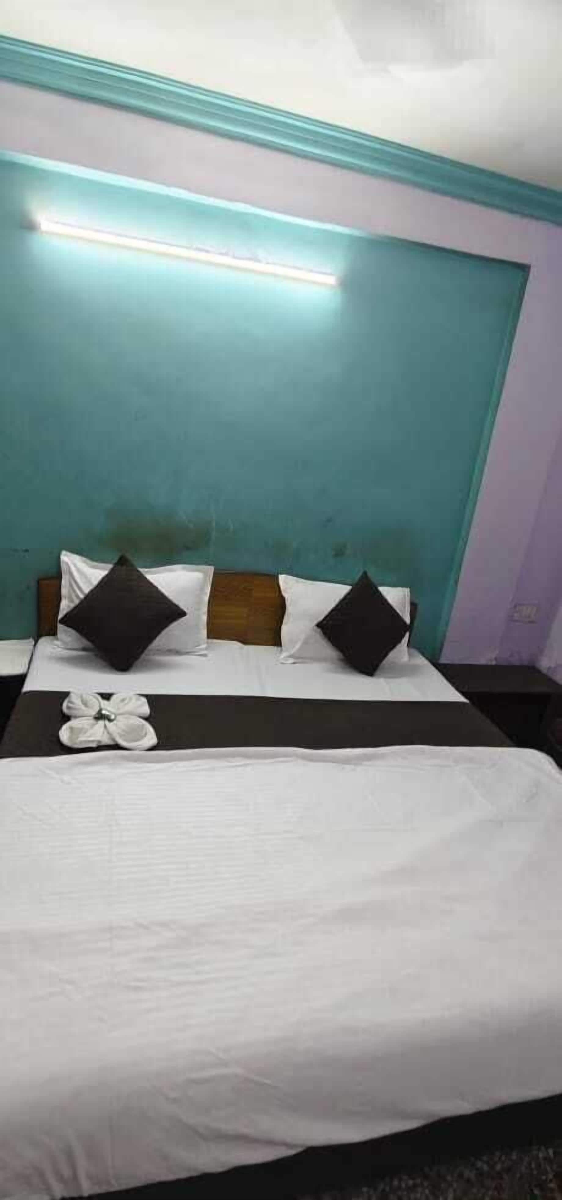 Deluxe Room | Rollaway beds, free WiFi, bed sheets