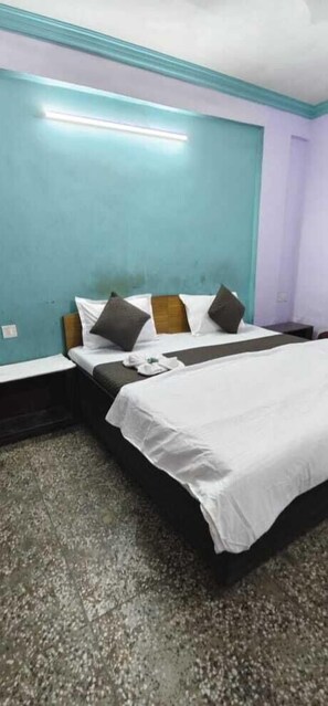 Deluxe Room | Rollaway beds, free WiFi, bed sheets