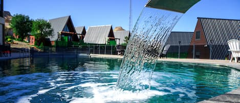 Außenpool (je nach Saison geöffnet), Sonnenschirme, Liegestühle