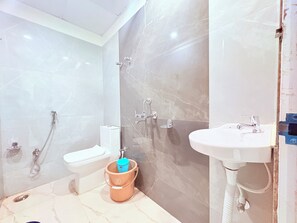 Deluxe Double Room | Bathroom | Shower, towels, toilet paper - Shri Sudama Puri  (Puri)