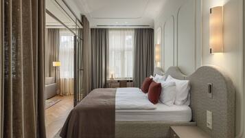Grand Suite | In-room safe, desk, laptop workspace, blackout drapes