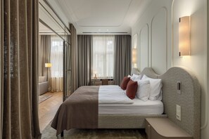 Grand Suite | In-room safe, desk, laptop workspace, blackout drapes - Carillon Aparthotel - Keystone Collection, opened December 2025 (Rīga)