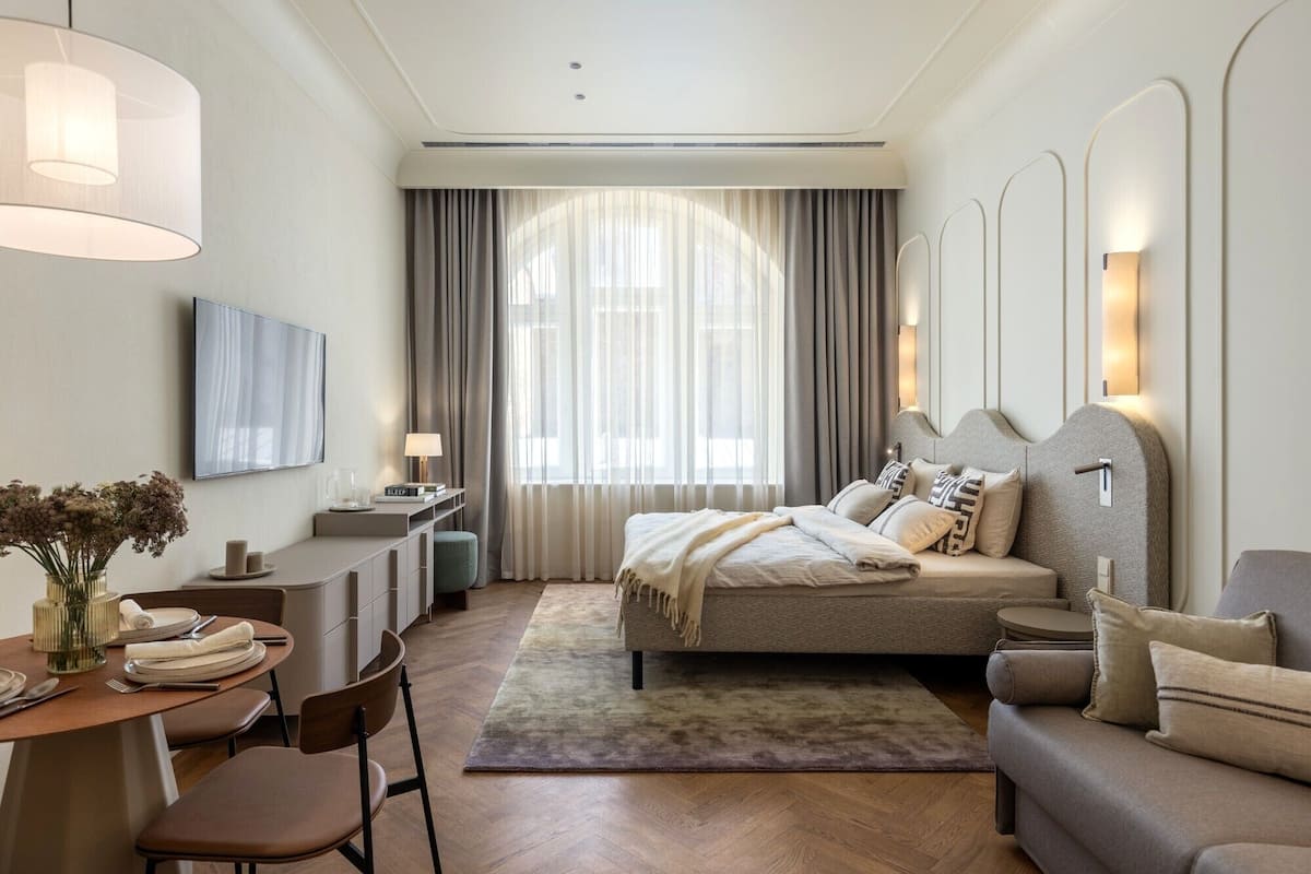 Executive Apartment | In-room safe, desk, laptop workspace, blackout drapes