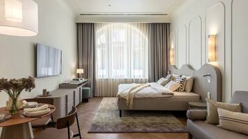 Executive Apartment | In-room safe, desk, laptop workspace, blackout drapes