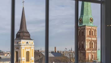 Exclusive Apartment | In-room safe, desk, laptop workspace, blackout drapes