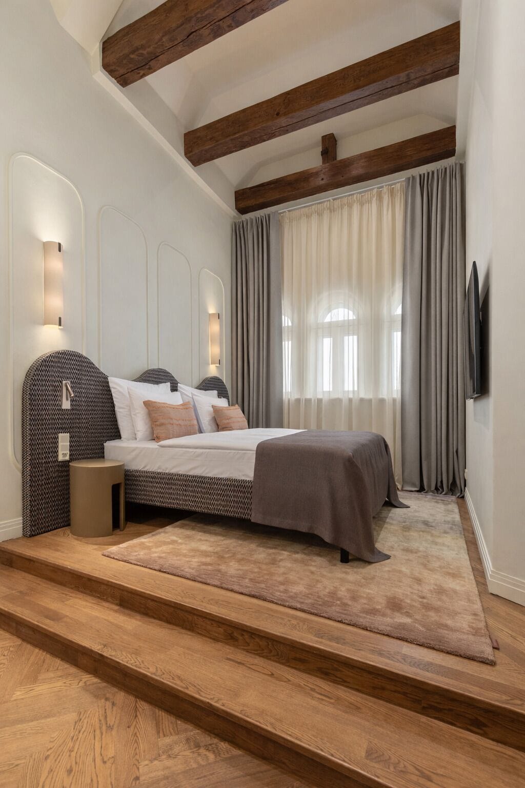 Exclusive Apartment | In-room safe, desk, laptop workspace, blackout drapes