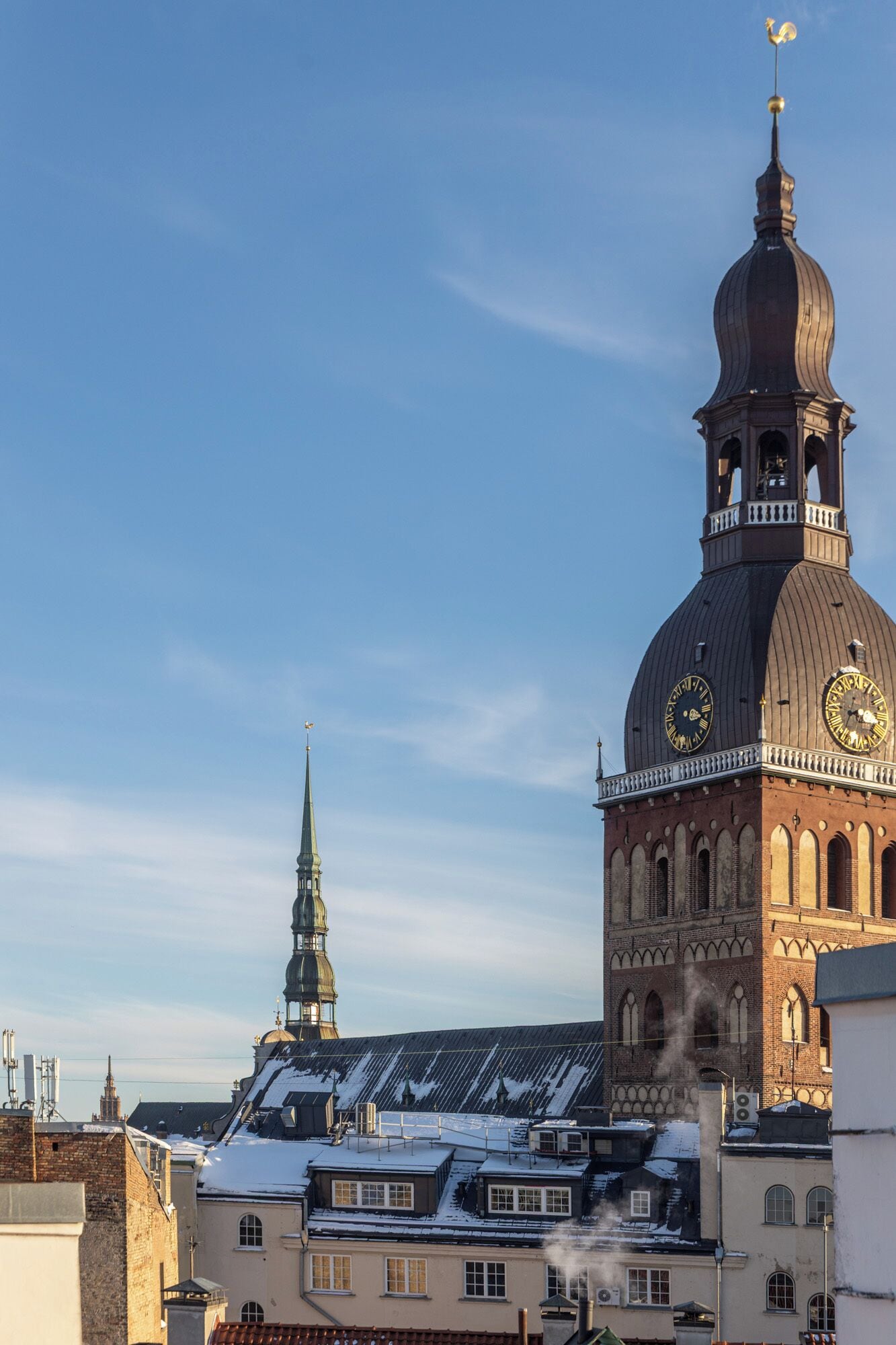 En historisk bygning med et markant tårn og et spir.