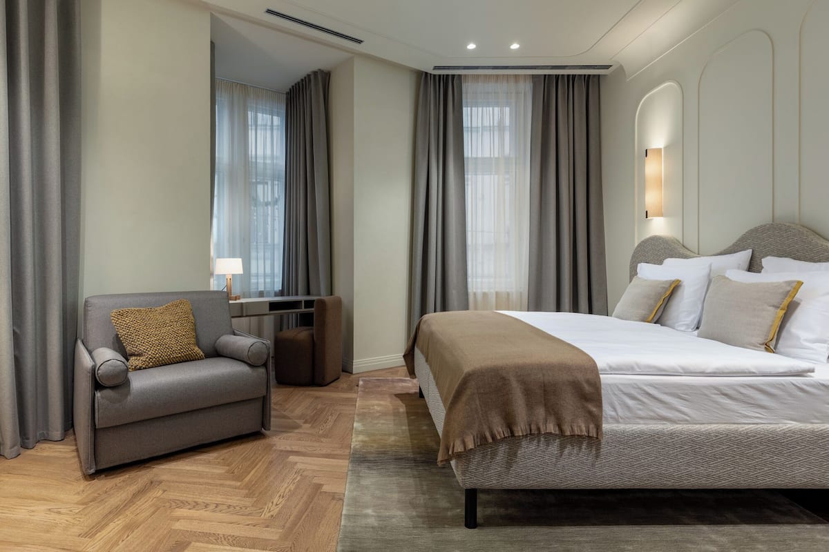 Svit | Värdeförvaringsskåp på rummet, skrivbord och arbetsyta för laptop