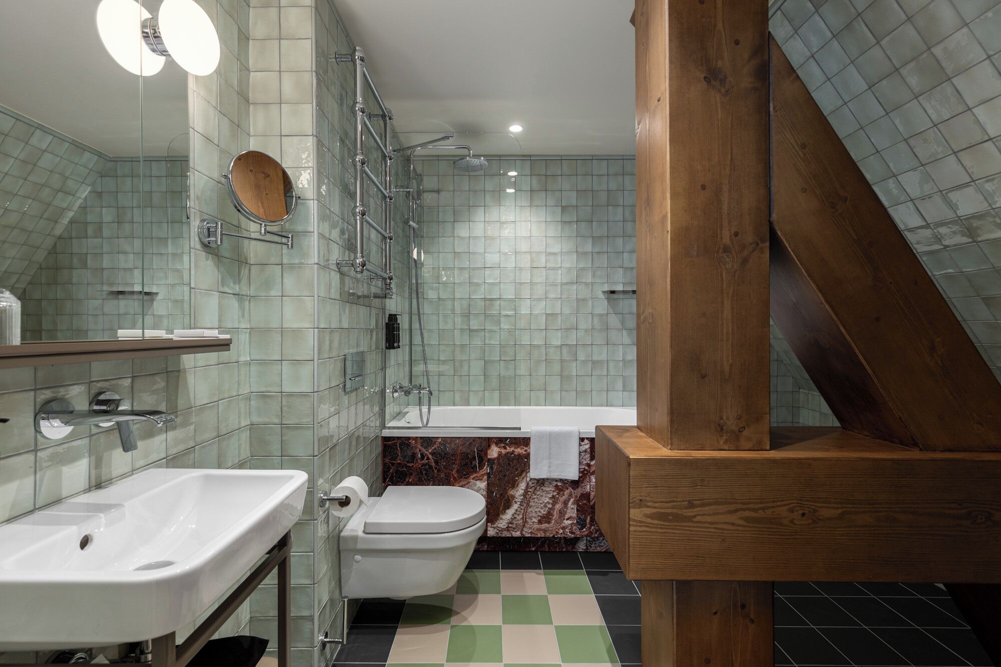 Et badeværelse med brusebad, toilet og håndvask.