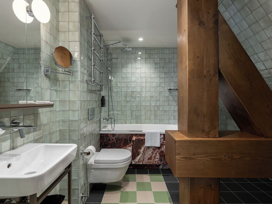 Et badeværelse med brusebad, toilet og håndvask.