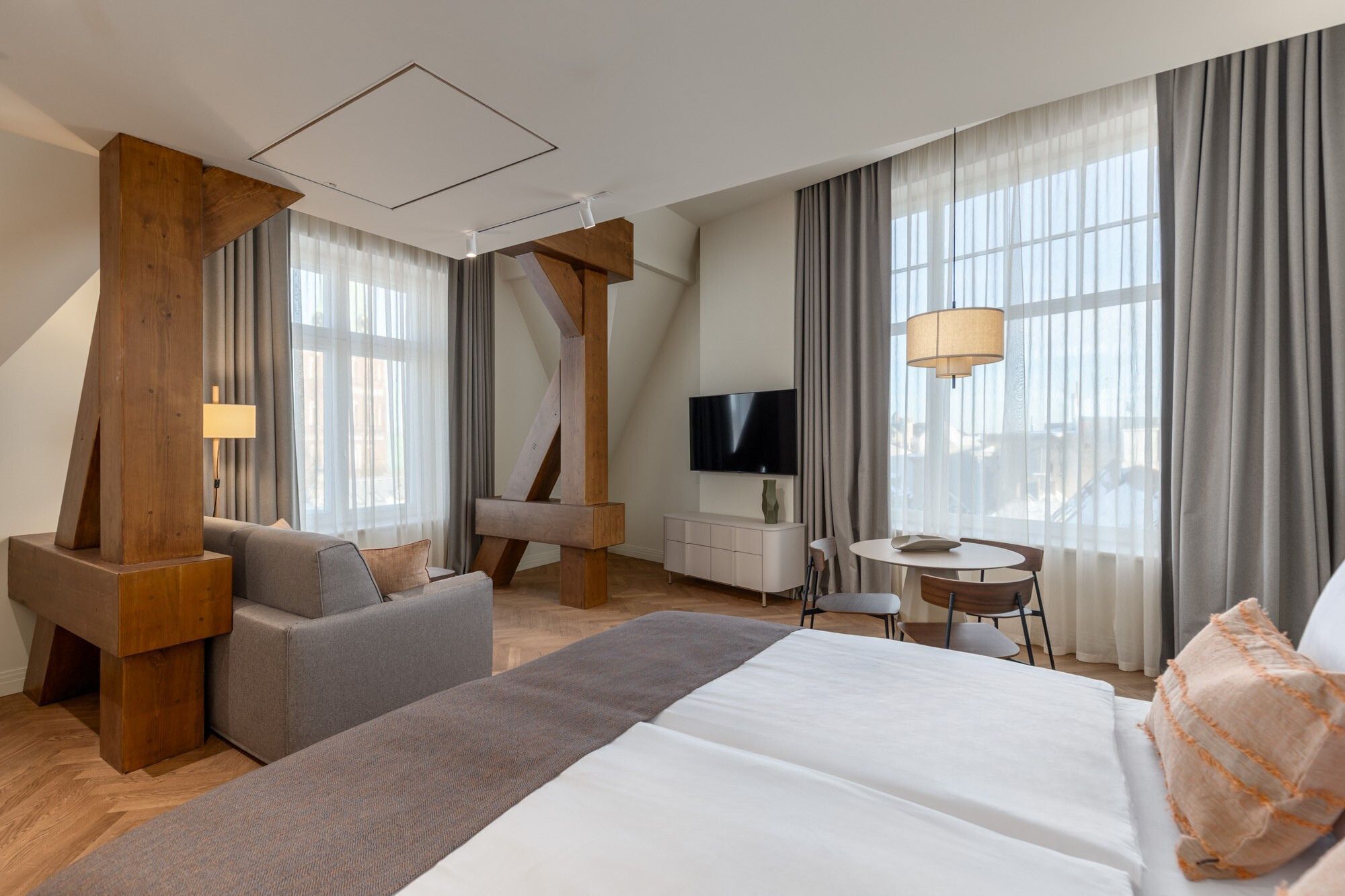 Signature Suite | In-room safe, desk, laptop workspace, blackout drapes