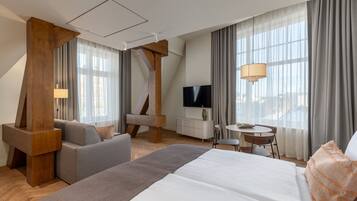 Signature Suite | In-room safe, desk, laptop workspace, blackout drapes