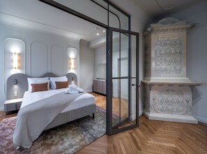 Grand Suite | Peti besi dalam bilik, meja, ruang kerja komputer riba 