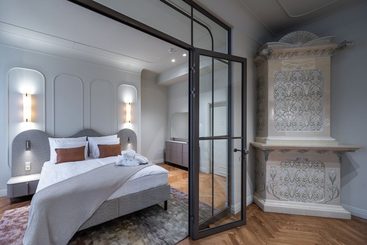 Grand Suite | In-room safe, desk, laptop workspace, blackout drapes