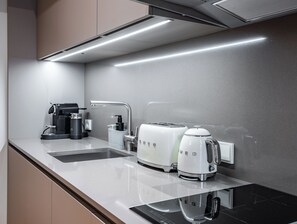 頂級套房 | 私人廚房 | 迷你雪櫃、微波爐、爐具、洗碗機