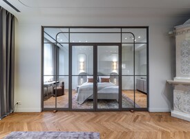 特级套房 | 客房内保险箱、办公桌、笔记本电脑工作区、遮光窗帘