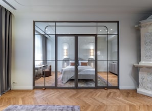 Suite Grand | Caja de seguridad en la habitación y escritorio