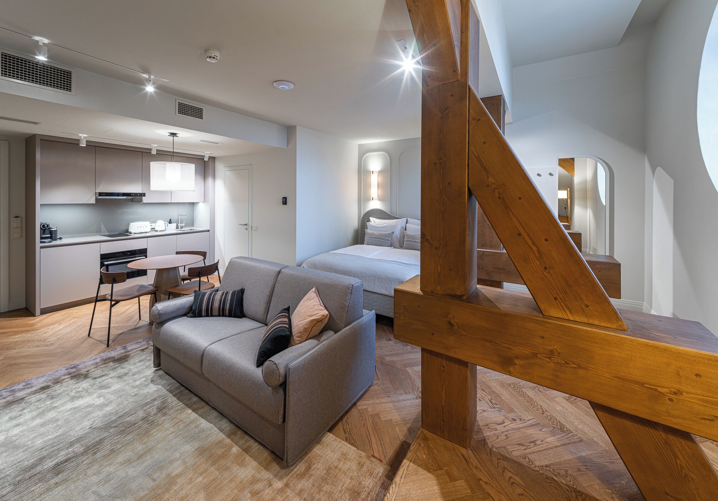 Studio (Apartment) | In-room safe, desk, laptop workspace, blackout drapes