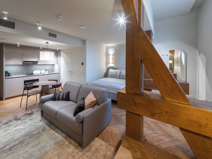 Un moderno apartamento tipo loft con cocina, comedor y un dormitorio.