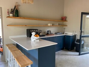 Private kitchen - Enchanting 2-bedroom chalet within Private Nature Reserve, Hoedspruit (Hoedspruit)