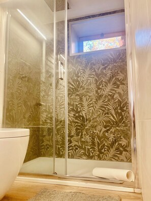 Dusche, Haartrockner, Bidet, Handtücher