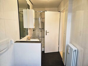 Shower, towels, soap, toilet paper - Vacation apartment right in the ski and hiking area in Balderschwang in the Allgäu, Bavaria (Balderschwang)