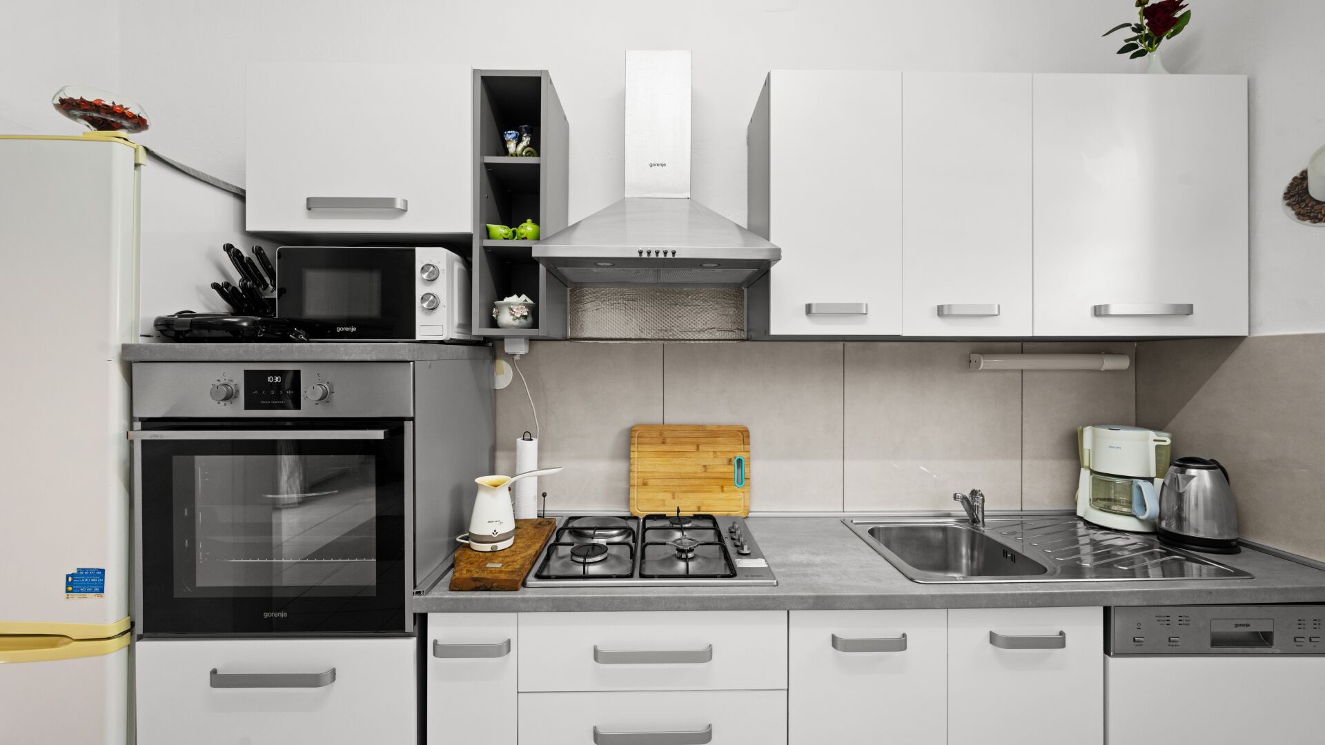 Een koelkast, een magnetron, een oven, een vaatwasser