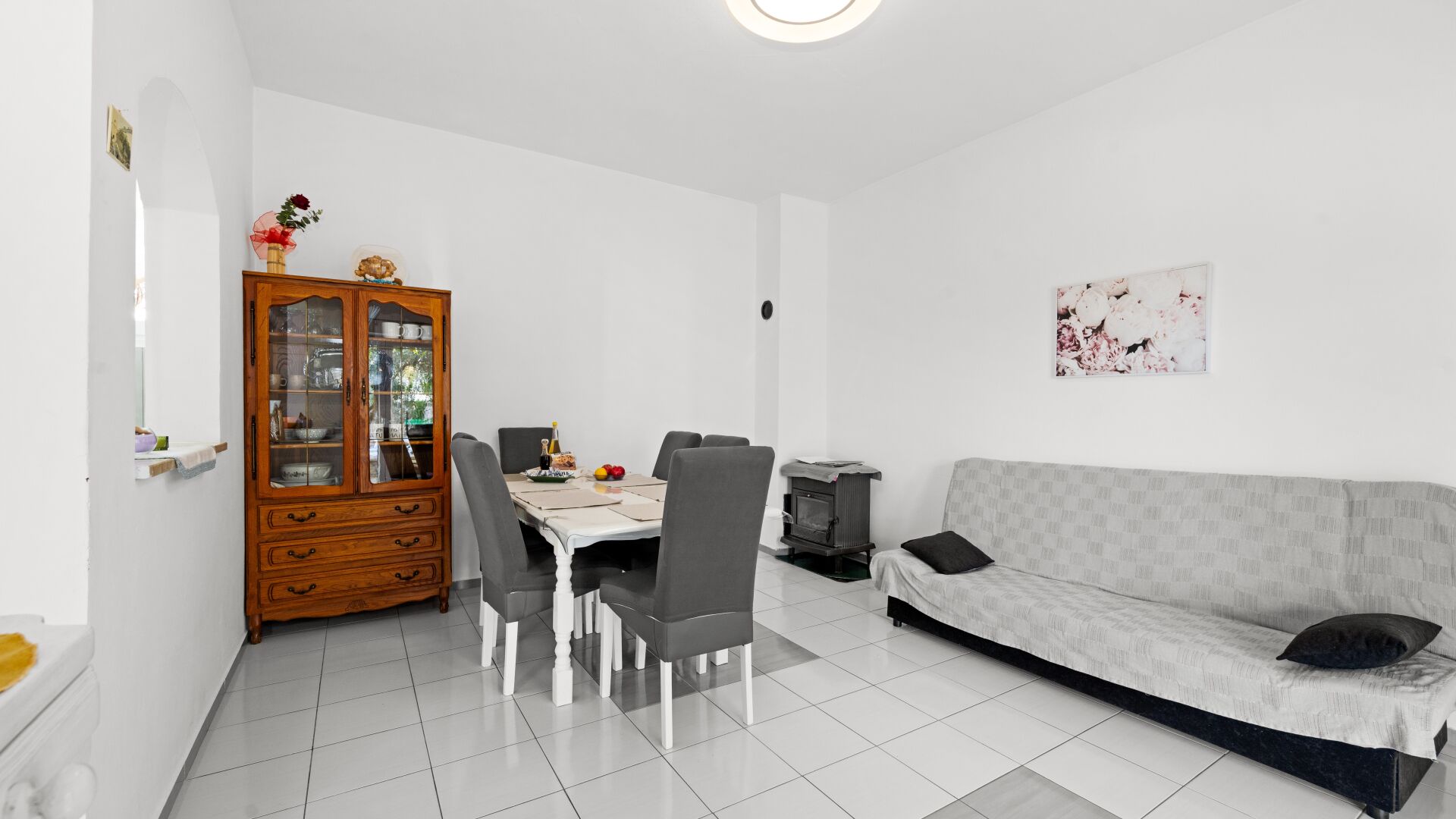 Una sala de estar moderna con comedor, un sofá y un aparador.