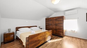 3 bedrooms, iron/ironing board, free WiFi, bed sheets