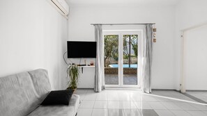 TV - Holiday Home San by Villas Guide (Mratovo)
