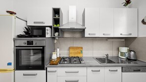 Fridge, microwave, oven, dishwasher - Holiday Home San by Villas Guide (Mratovo)
