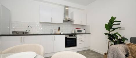 Kühlschrank, Mikrowelle, Ofen, Herdplatte