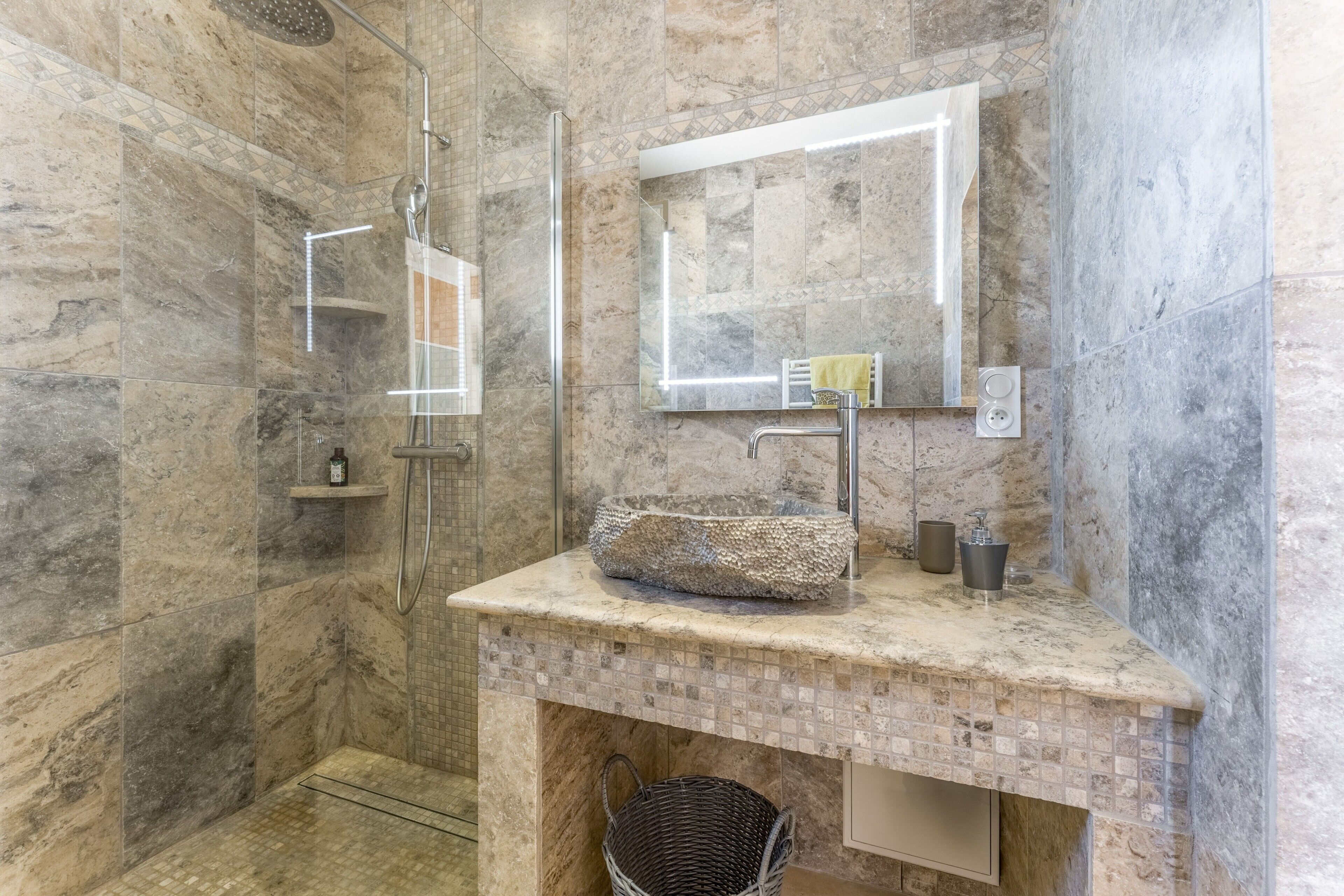 Shower, hair dryer, towels